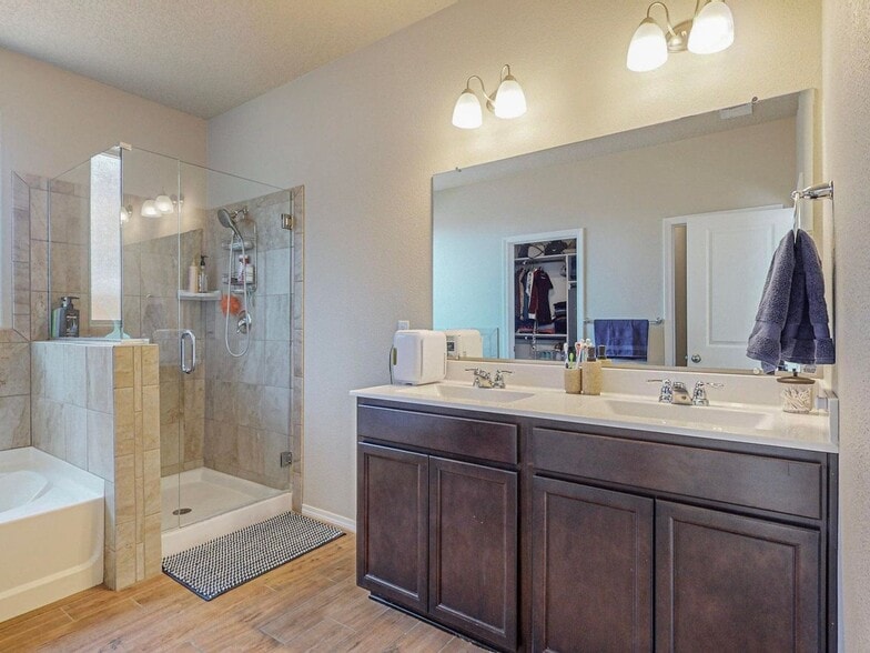 Building Photo - 2023 Silver Dollar St SE