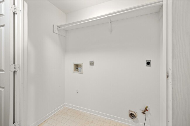 Building Photo - 8619 Bridge Park Dr