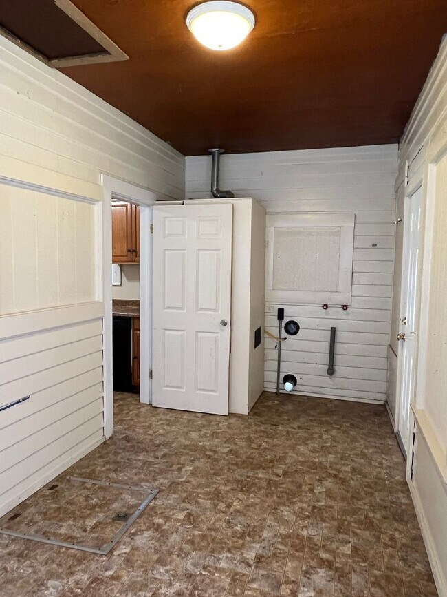 Building Photo - 2 Bedroom 1 Bath House For Rent!