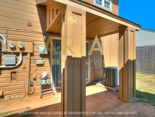 Building Photo - *611-613 Welston Cr.