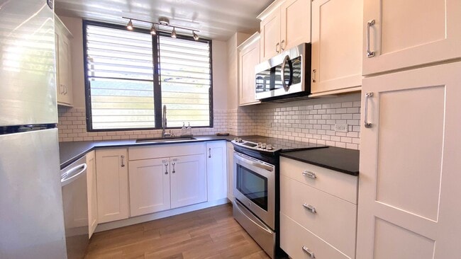 Building Photo - AVAILABLE JULY - 2 BED 2 BATH w/ 2 COVERED...