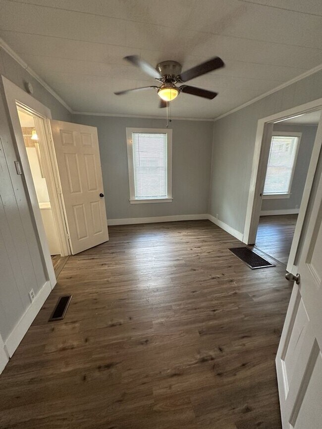 Building Photo - Fenced Yard! 2 Bedroom 1 Bathroom | Pet Friendly!