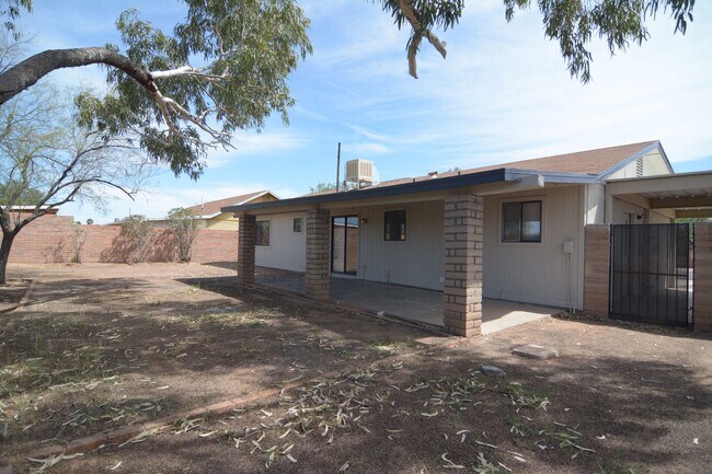 Building Photo - Updated 3 Bedroom 2 Bath Home! Southwest Tucson Location!