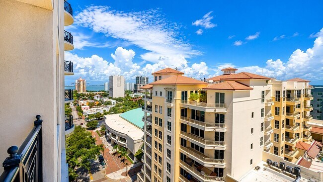 Building Photo - SEASONAL/SHOT TERM/ ANNUAL Turnkey furnished high end condo downtown