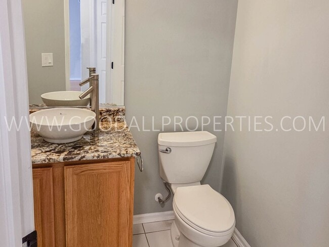 Building Photo - 2 Bedroom Townhome in Gated Community in West Des Moines!!!