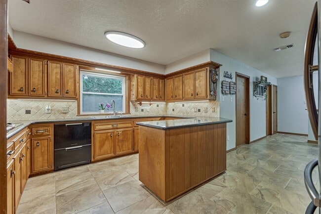 Building Photo - 660 Hillcrest Dr