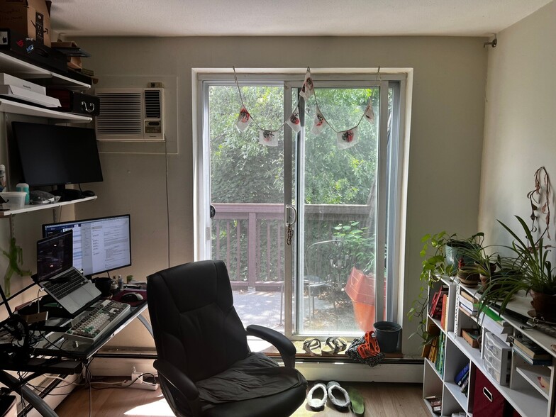 Building Photo - 144 Kenrick St
