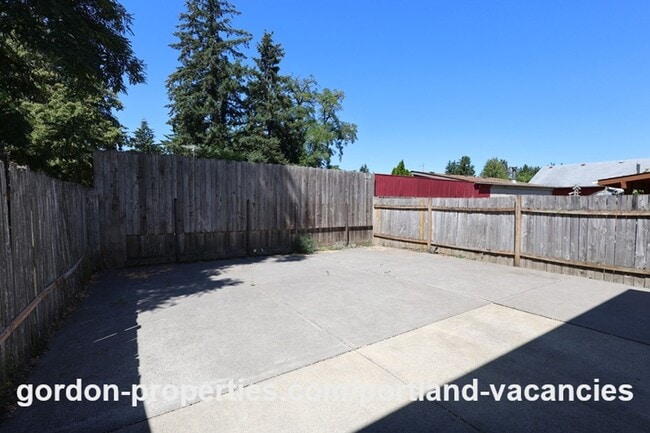 Building Photo - SE 121st Ave- 3 bedroom townhome with gas fireplace