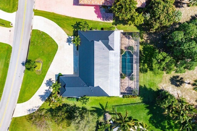 Building Photo - 417 N Country Club Dr