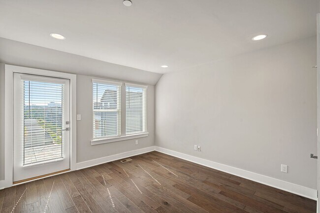 Building Photo - Like New Townhome Ready for Immediate Move-In!!! Bryant Park in West End