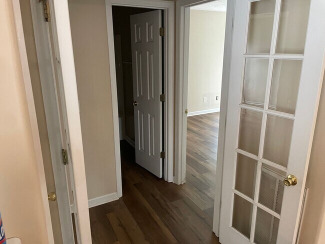 Building Photo - 3BR Home with Fenced Yard & Community Pool...