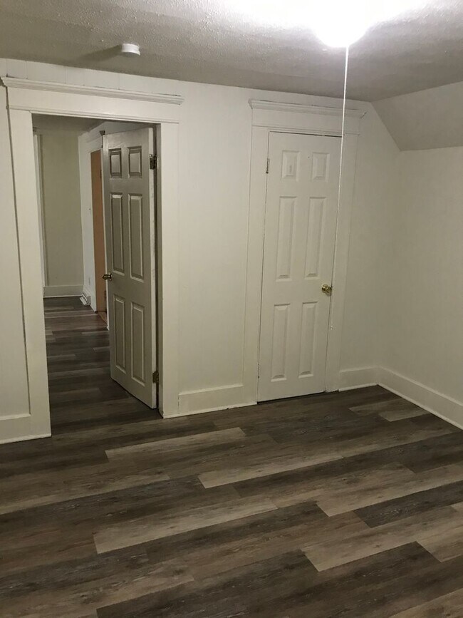 Building Photo - ELM 869-871