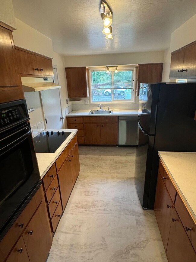 Building Photo - 3+ Bedroom House in Friendly Area
