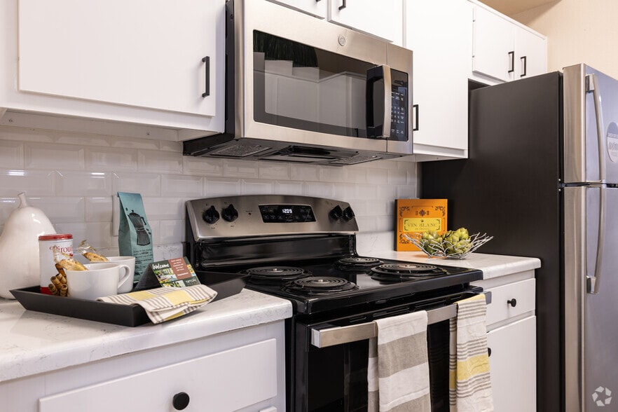 2BR, 2BA - 1,025SF - Kitchen - White Oak Apartments