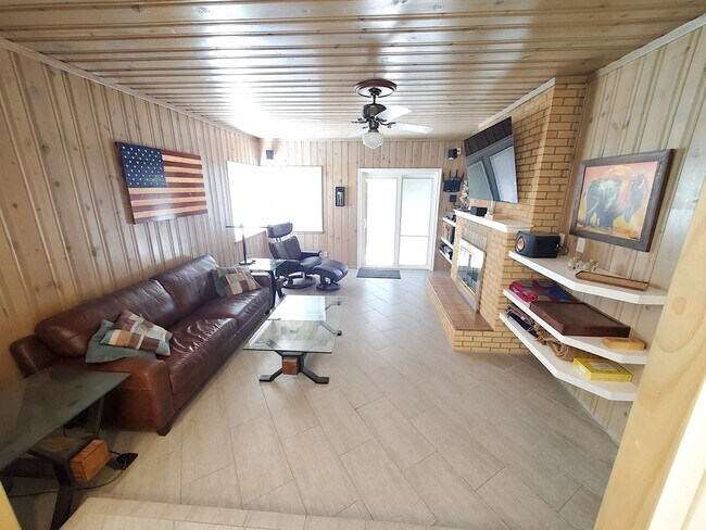 Building Photo - Updated 3 bed 2 bath near UPTOWN! Don't Mi...