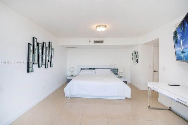 Building Photo - 17201 Collins Ave