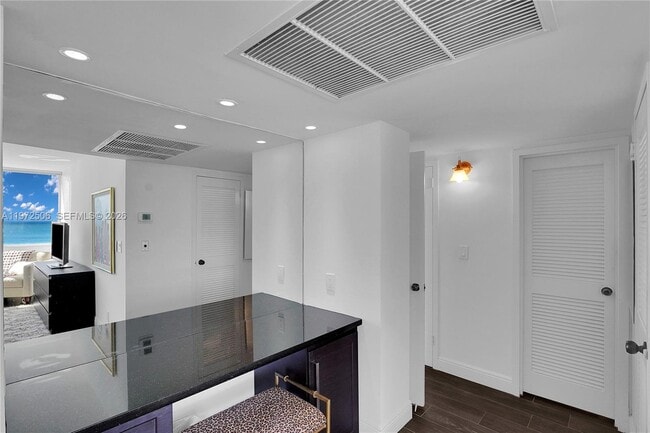 Building Photo - 3140 S Ocean Dr