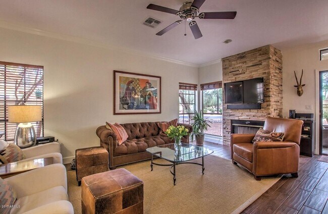 Building Photo - 3 bedroom Townhome