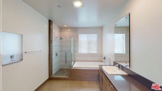 Building Photo - 1715 Armacost Ave