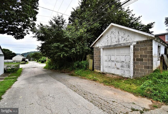 Building Photo - 242 E 8th Ave