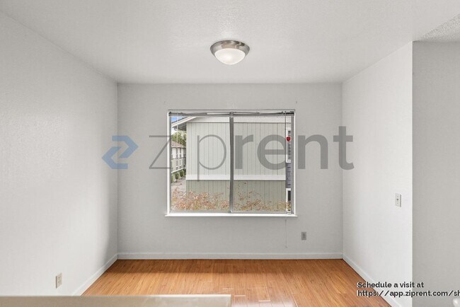 Building Photo - 2547 Easton Ln