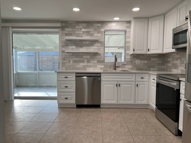 Building Photo - 8820 Pohoy Ave