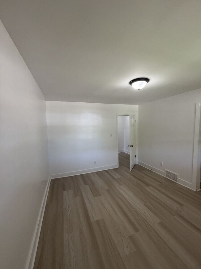 Building Photo - 3482 Lamphier Ave