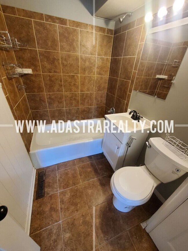 Building Photo - Beautiful Ranch Home in the Northland-Available NOW!!