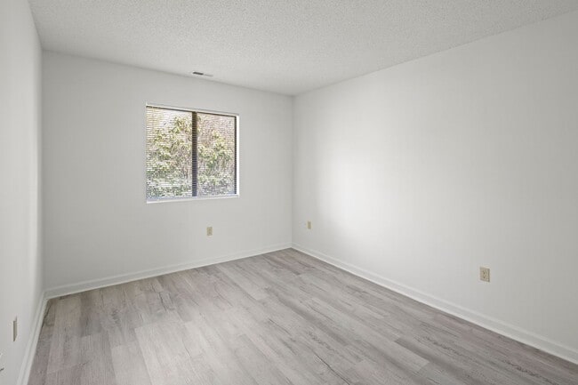 Building Photo - South Asheville Townhome