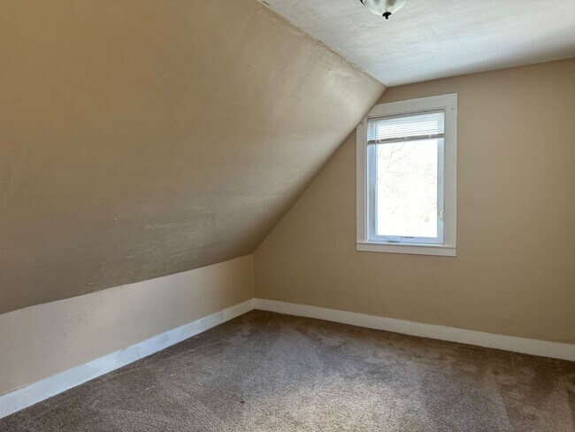 Building Photo - Three- Four Bedroom Home - Heat included!