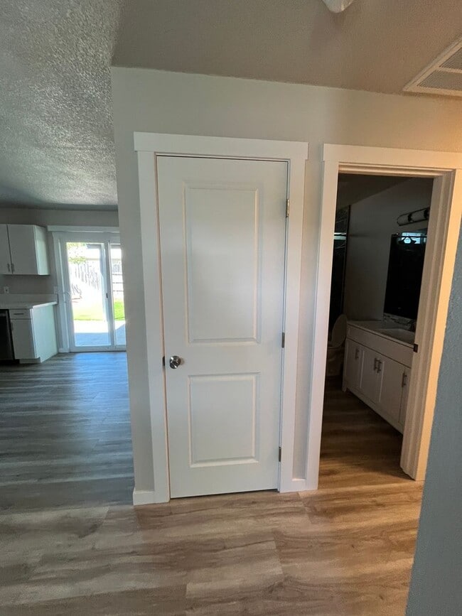 Building Photo - Remodeled cozy home in North Redding!