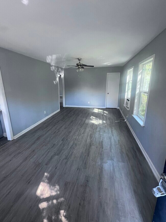 Building Photo - 1302 Shore Acres Dr