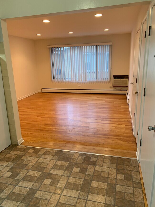 6770 N Sauganash Ave 6770 N Sauganash Ave Chicago IL 60646 Apartment Finder