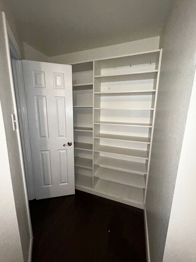 Building Photo - 4-Bedroom, 2-Bath Home in Carriage Hills N...