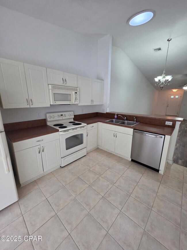 Building Photo - 3046 Meadow St
