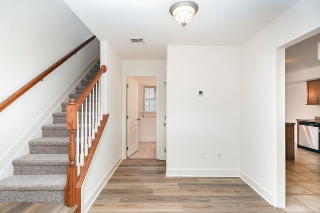 Building Photo - Welcome to this 3 bedroom, 2.5 bathroom to...