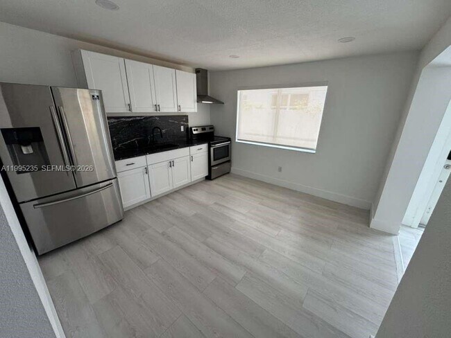 Building Photo - 230 E 56th St