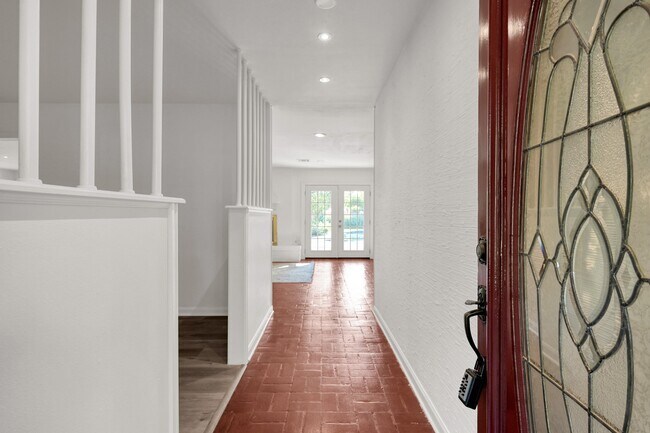 Building Photo - 26926 Maplewood Dr