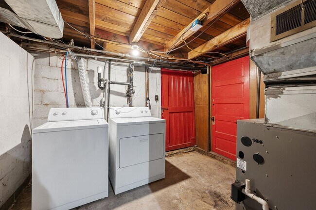 Building Photo - Sanders Beach home 3 bed 2 bath with second living room