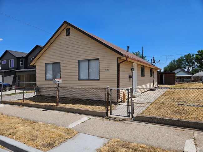 Building Photo - Updated 4 Bed Home with Large Yard