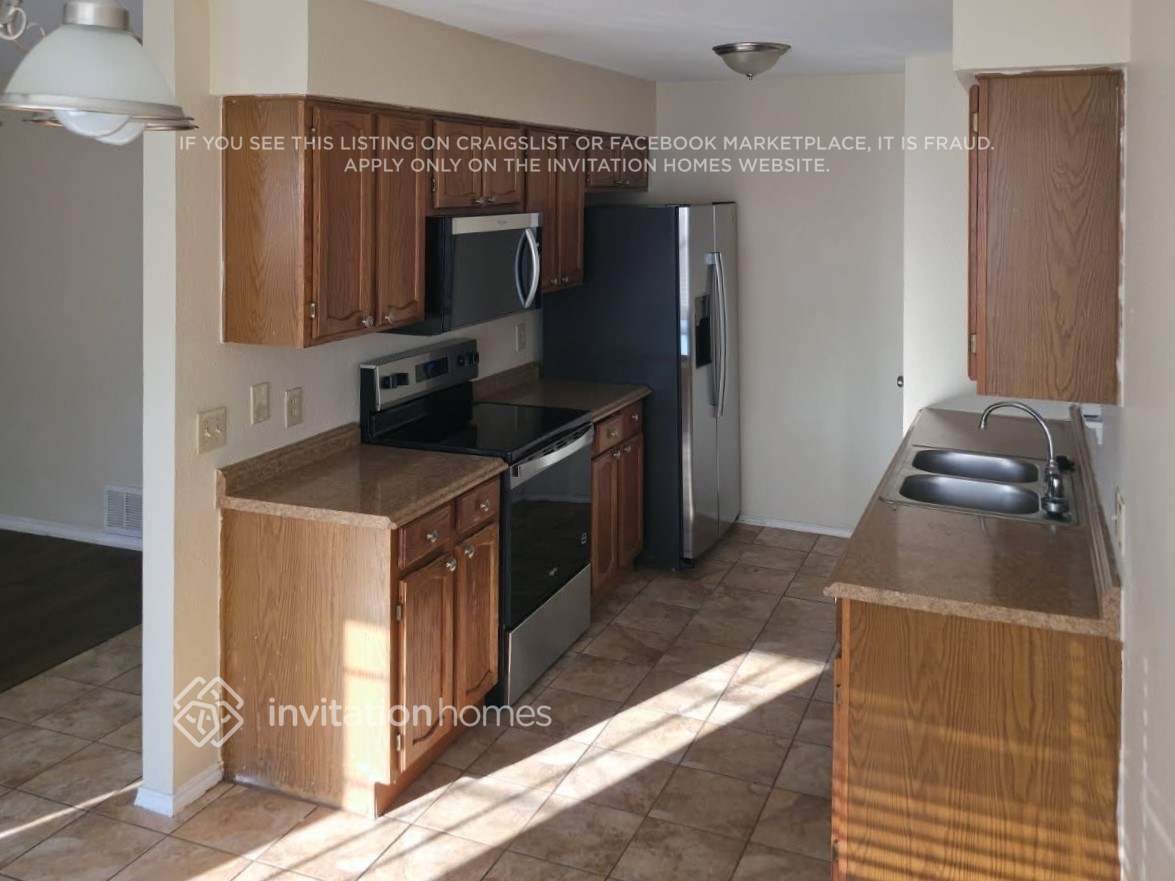 Building Photo - 1229 N Creek Dr