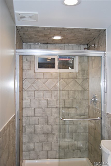 Building Photo - 8 Horseshoe Ln