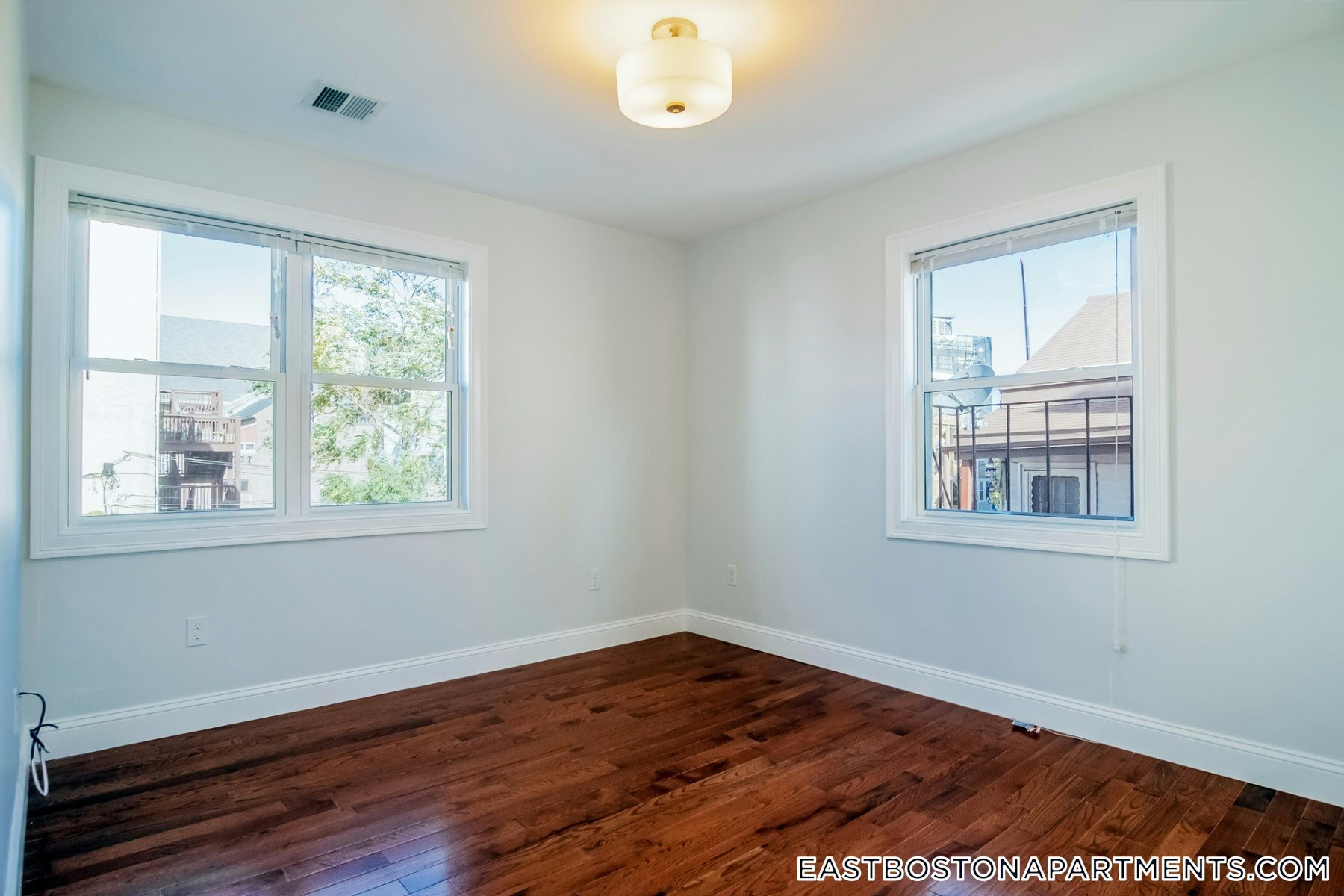 Building Photo - 108 Maverick St