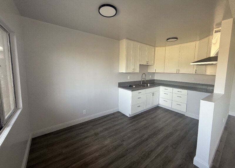 Building Photo - 1377 W 112th St