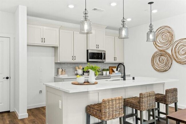 Building Photo - Upgraded Mira Lagos townhome with EV Charger and 2 car garage