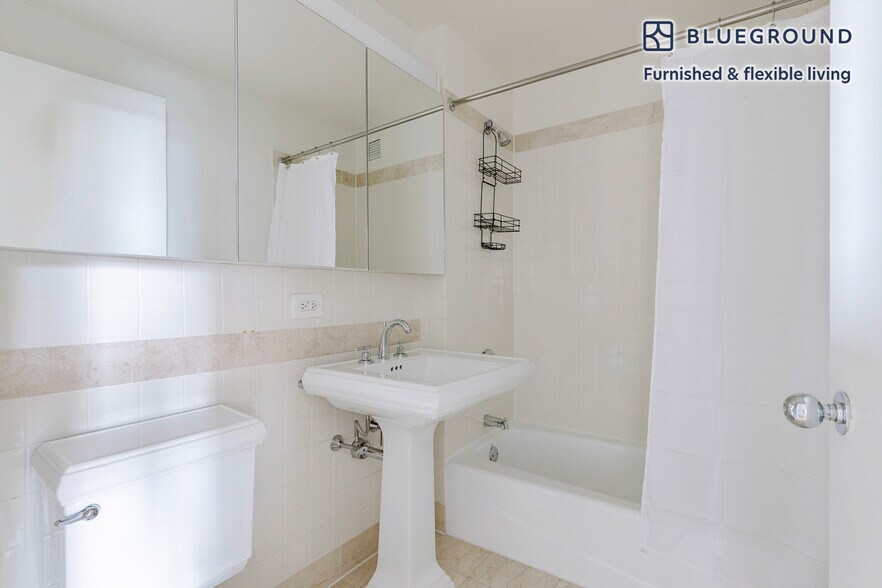 Building Photo - 255 W 94th St