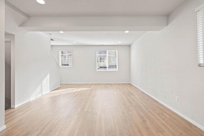 Building Photo - Sparkling clean newer 4-bdrm/3.5-bath townhome near Forest Park. 2-car garage, $500 move-in special