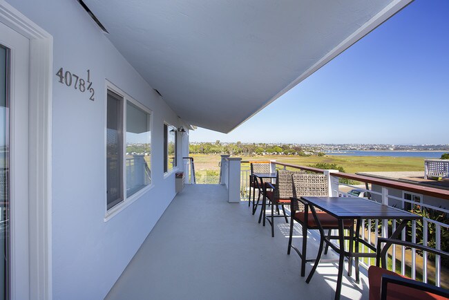 Building Photo - Stunning 2 Bed/1 Bath With Bay Views In Cr...