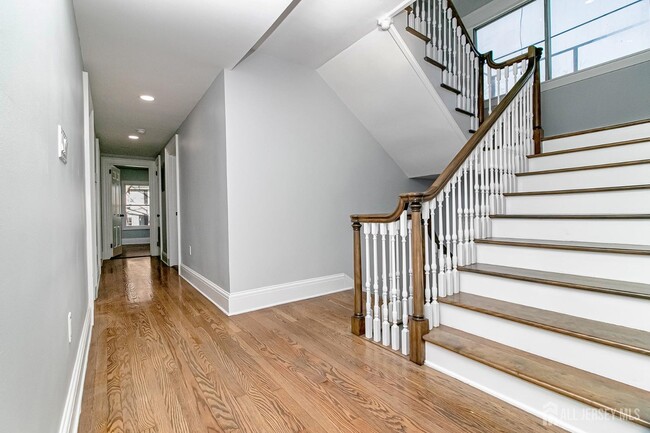 Building Photo - 10 Codington Pl