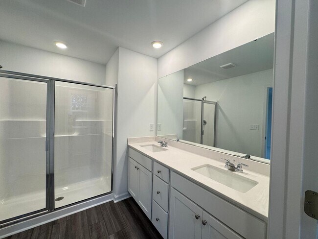 Building Photo - BRAND NEW GORGEOUS TOWNHOUSE in a very con...